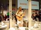 Gitarristin bei Sanyo