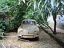 Ein alter Renault Dauphine in einem Hinterhof