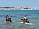 Zwei Reiterinnen in der Bucht von Calvi