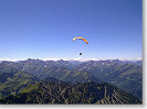 Gleitschirmflieger auf dem Nebelhorn